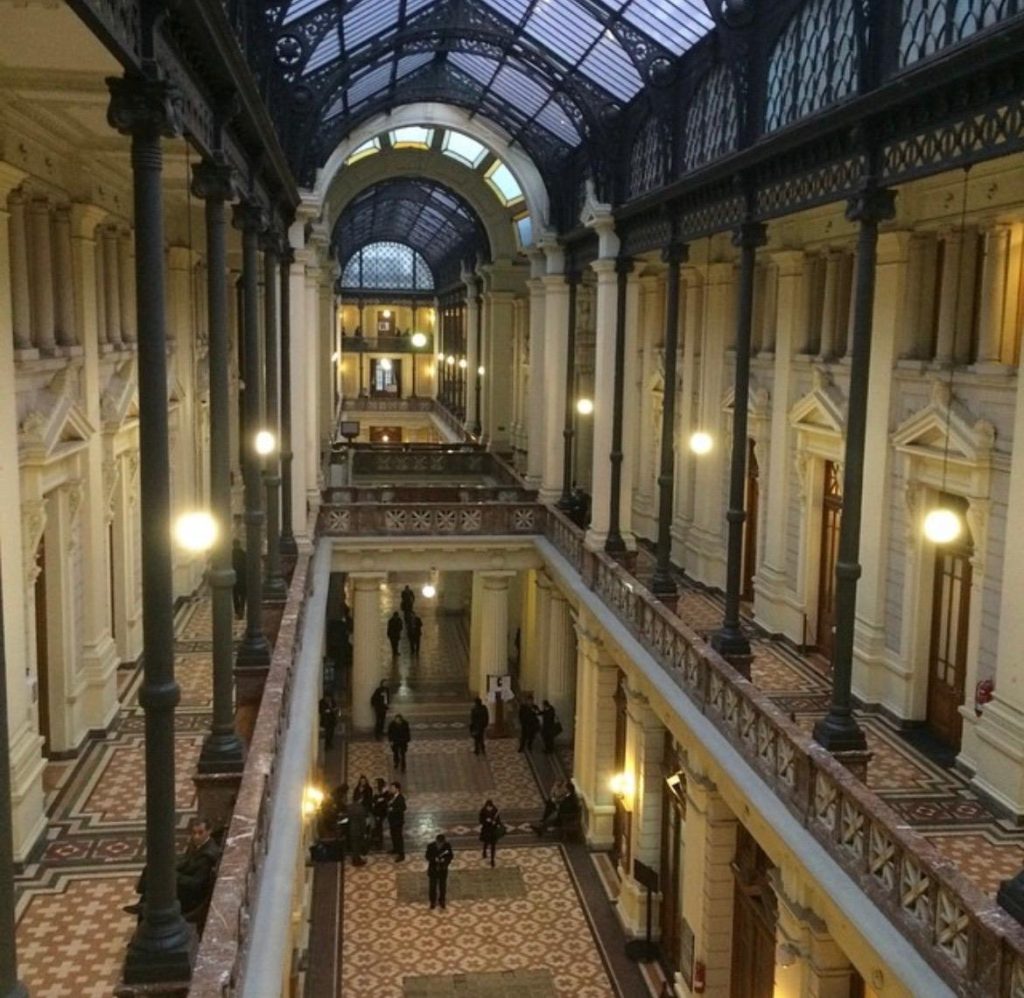 Palacio de Tribunales de Justicia en Chile, donde LegalFamilia representa a sus clientes