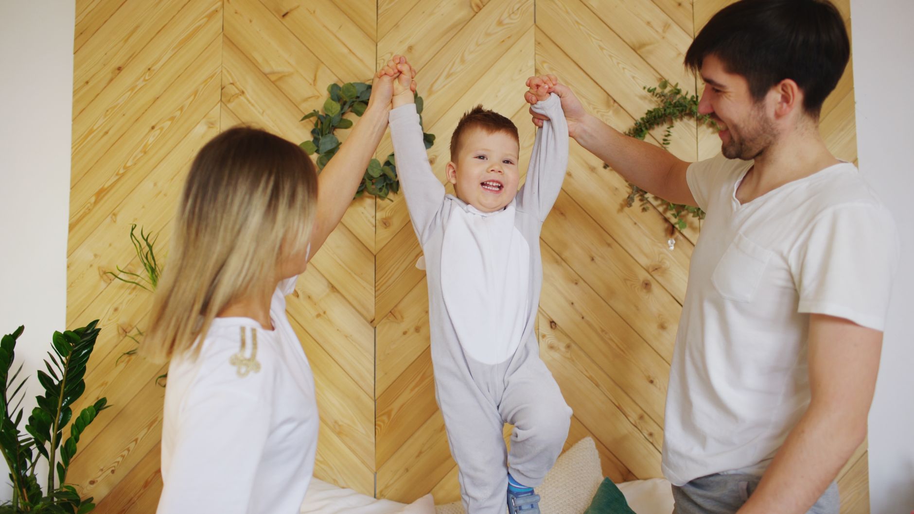 Padres jugando con su hijo: bienestar infantil que protege la coordinación de parentalidad